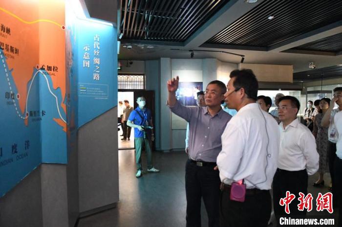 圖為蔡達峰一行在合浦漢代文化博物館考察?！×趾?攝