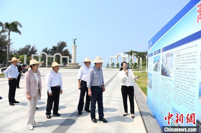 圖為蔡達峰一行了解北海銀灘景區(qū)改造提升工程情況?！×趾?攝