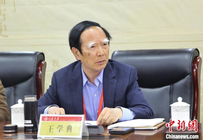 山東大學(xué)儒學(xué)高等研究院執(zhí)行院長(zhǎng)、《文史哲》雜志主編王學(xué)典主持首場(chǎng)主題發(fā)言?！≮w曉 攝