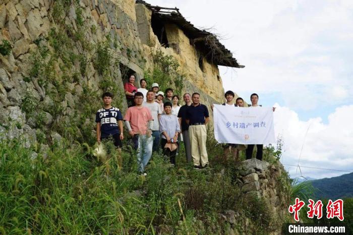 杜曉帆與該中心教師團(tuán)隊(duì)調(diào)研足跡遍布全中國各省市800多個(gè)城鄉(xiāng)聚落、文化景觀等?！?fù)旦大學(xué)國土與文化資源研究中心供圖