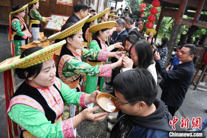 楓香瑤寨村民用攔門酒熱情迎接客人?！钊A峰 攝