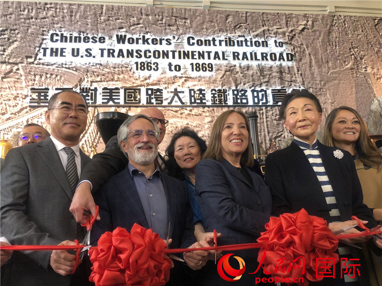 圖為（從右到左）方李邦琴、加州副州長(zhǎng)康依蓮、舊金山市議長(zhǎng)佩斯金、中國(guó)駐舊金山副總領(lǐng)事潘慶江在剪彩。人民網(wǎng)記者 鄧圩攝