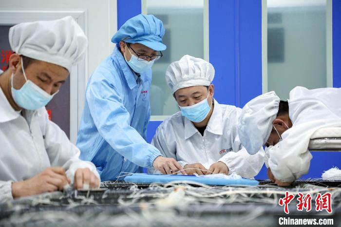 中國電科研究人員開展半剛性太陽電池陣相關(guān)研究測試?！≈袊娍?供圖