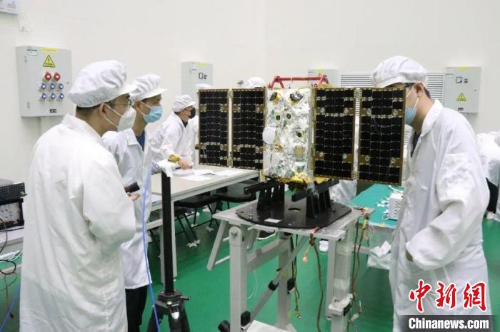 圖為大連1號—連理衛(wèi)星試驗(yàn)中?！〈筮B理工大學(xué)供圖