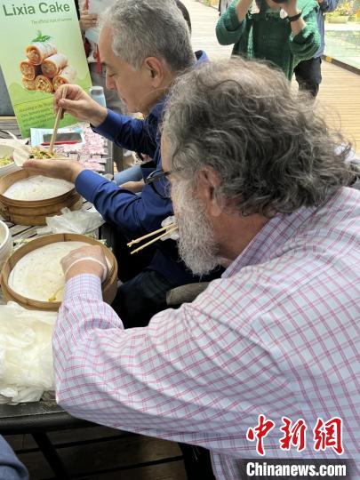 外交官們體驗做立夏餅?！∪A東師范大學供圖