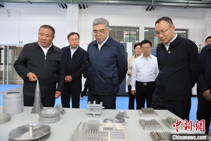 民進(jìn)中央常務(wù)副主席朱永新率調(diào)研組赴四川開展重點(diǎn)考察調(diào)研。圖為在四川工程職業(yè)技術(shù)學(xué)院考察調(diào)研?！∶襁M(jìn)中央供圖