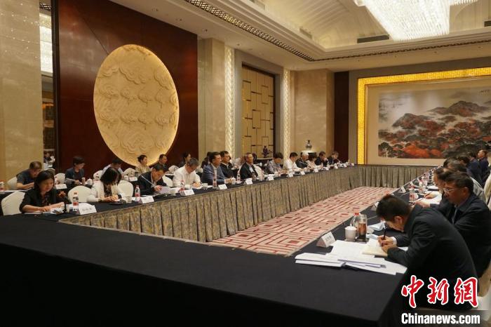 民進(jìn)中央主席蔡達(dá)峰近日率調(diào)研組赴江蘇開展重點(diǎn)考察調(diào)研。圖為在調(diào)研座談會(huì)現(xiàn)場(chǎng)?！∶襁M(jìn)中央供圖