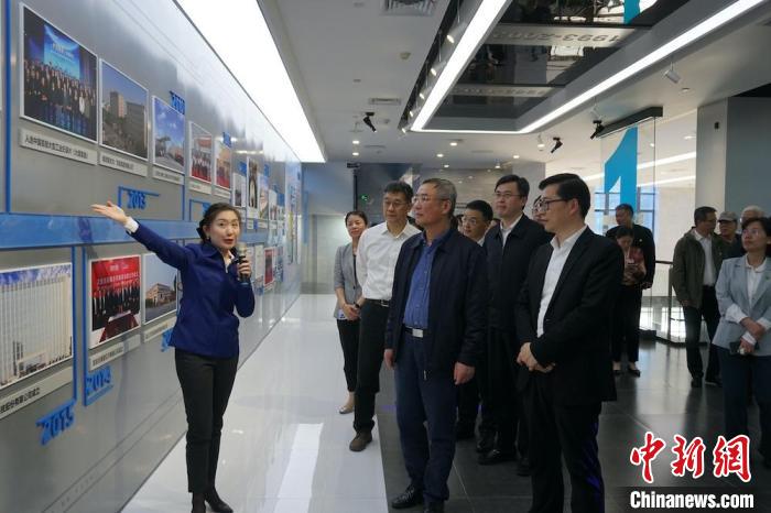 民進(jìn)中央主席蔡達(dá)峰近日率調(diào)研組赴江蘇開展重點(diǎn)考察調(diào)研。圖為在江陰實(shí)地考察雙良集團(tuán)有限公司?！O權(quán) 攝