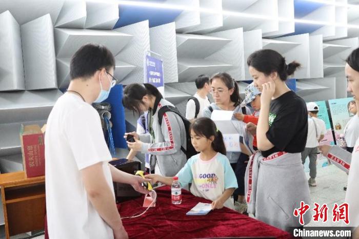 中科院聲學(xué)所公眾科學(xué)日活動(dòng)現(xiàn)場(chǎng)?！≈锌圃郝晫W(xué)所 供圖