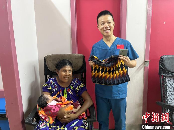巴新一新生兒母親感謝援外中國醫(yī)療隊(duì)：請給孩子取個(gè)中文名