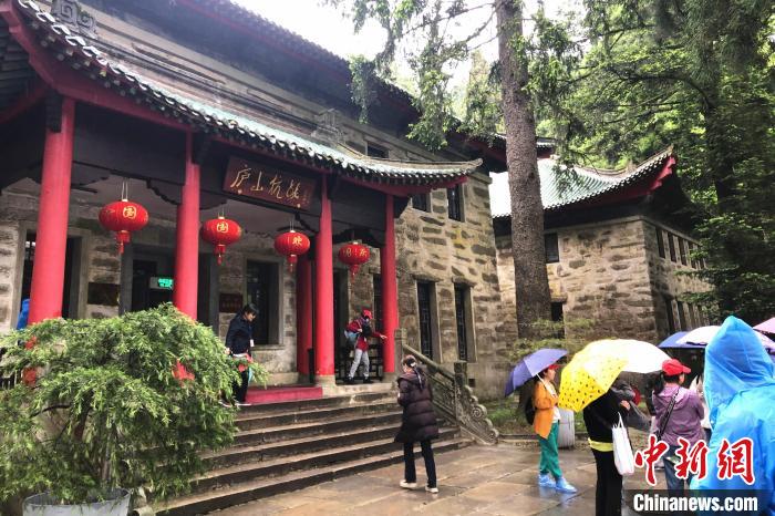 圖為在廬山抗戰(zhàn)博物館外，有不少等待參觀的游客?！蛆i泉 攝