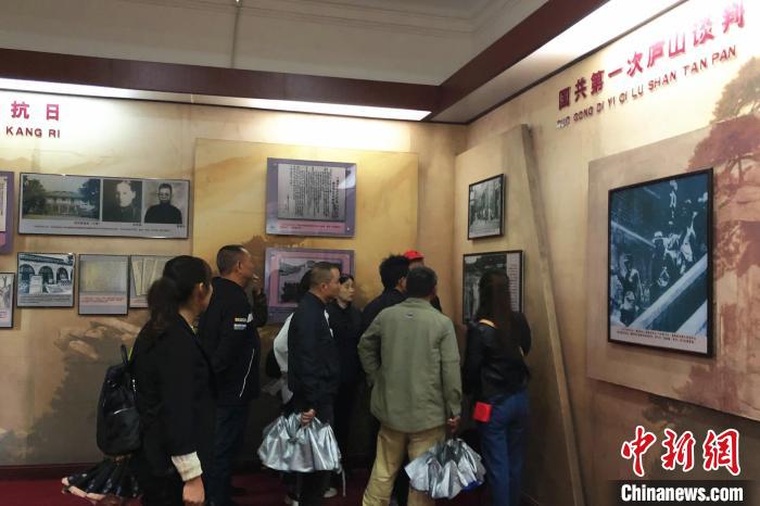 圖為游客在廬山抗戰(zhàn)博物館內(nèi)參觀?！蛆i泉 攝