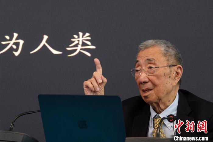 高能論壇上，丁肇中先生與現(xiàn)場(chǎng)聽眾交流?！?lt;a target='_blank' href='/'><p  align=