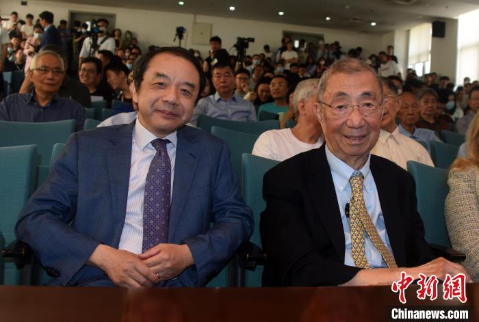 高能論壇開始前，丁肇中先生(右)與主持論壇的中科院高能所所長(zhǎng)王貽芳院士合影。　<a target='_blank' href='/'><p  align=