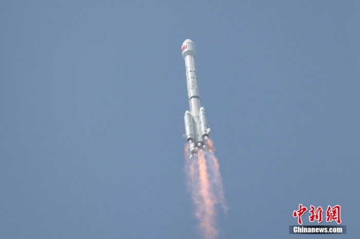 5月17日10時49分，我國在西昌衛(wèi)星發(fā)射中心用長征三號乙運載火箭，成功發(fā)射第五十六顆北斗導(dǎo)航衛(wèi)星。該衛(wèi)星屬地球靜止軌道衛(wèi)星，是我國北斗三號工程的首顆備份衛(wèi)星。入軌并完成在軌測試后，將接入北斗衛(wèi)星導(dǎo)航系統(tǒng)。此次發(fā)射是北斗三號工程高密度組網(wǎng)之后，時隔3年的首發(fā)任務(wù)。朱磊 攝