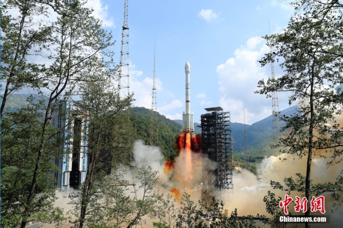 5月17日10時49分，我國在西昌衛(wèi)星發(fā)射中心用長征三號乙運載火箭，成功發(fā)射第五十六顆北斗導(dǎo)航衛(wèi)星。該衛(wèi)星屬地球靜止軌道衛(wèi)星，是我國北斗三號工程的首顆備份衛(wèi)星。入軌并完成在軌測試后，將接入北斗衛(wèi)星導(dǎo)航系統(tǒng)。此次發(fā)射是北斗三號工程高密度組網(wǎng)之后，時隔3年的首發(fā)任務(wù)。楊志遠 攝