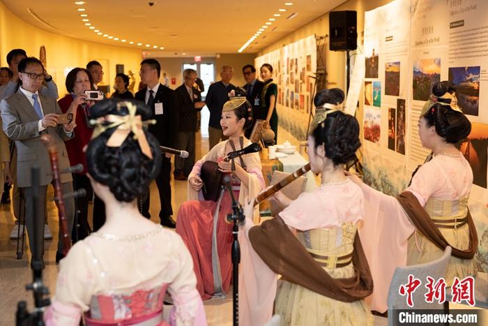 當?shù)貢r間5月19日，中國常駐聯(lián)合國代表團、中國文化和旅游部、泉州市人民政府在紐約聯(lián)合國總部聯(lián)合舉辦“茶和天下·雅集”主題展覽和招待會。圖為展覽現(xiàn)場泉州南音表演。 <a target='_blank' href='/' _fcksavedurl='/'><p  align=