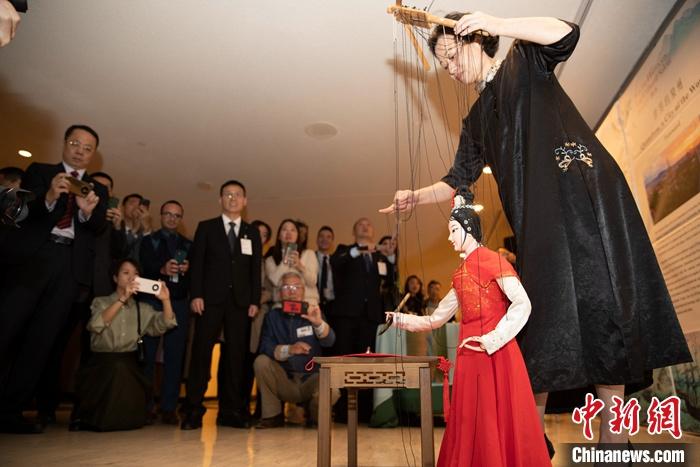 當?shù)貢r間5月19日，中國常駐聯(lián)合國代表團、中國文化和旅游部、泉州市人民政府在紐約聯(lián)合國總部聯(lián)合舉辦“茶和天下·雅集”主題展覽和招待會。圖為展覽表演泉州提線木偶寫書法。 <a target='_blank' href='/' _fcksavedurl='/'><p  align=