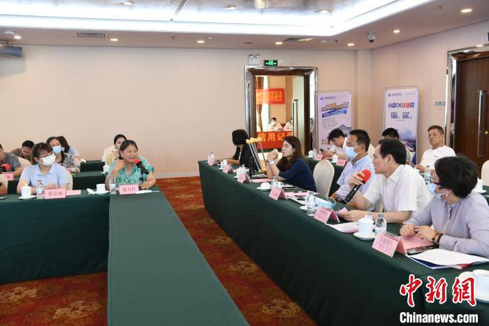 圖為中國銀行廣西分行代表在回應桂林歸義生態(tài)農(nóng)業(yè)有限公司總經(jīng)理夏月紅的貸款需求?！∈Y雪林 攝