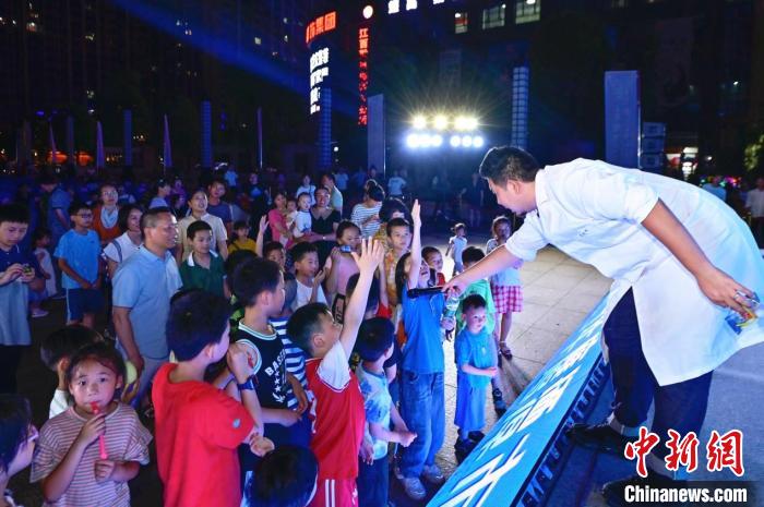 2023年鷹潭市“好奇心”科普節(jié)吸引了不少孩子踴躍參與?！≈鬓k方 供圖