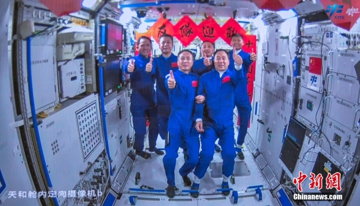圖為神舟十五號(hào)航天員乘組與神舟十六號(hào)航天員乘組“全家?！?。中國(guó)載人航天工程辦公室 供圖