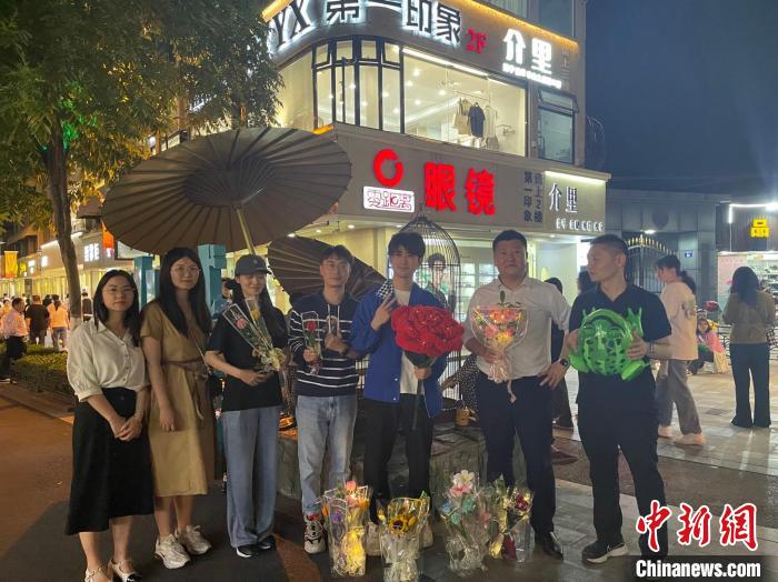 在東陽(yáng)橫店，宣講團(tuán)導(dǎo)師、成員與橫店演員(右三)合影。　 東陽(yáng)市融媒體中心 供圖