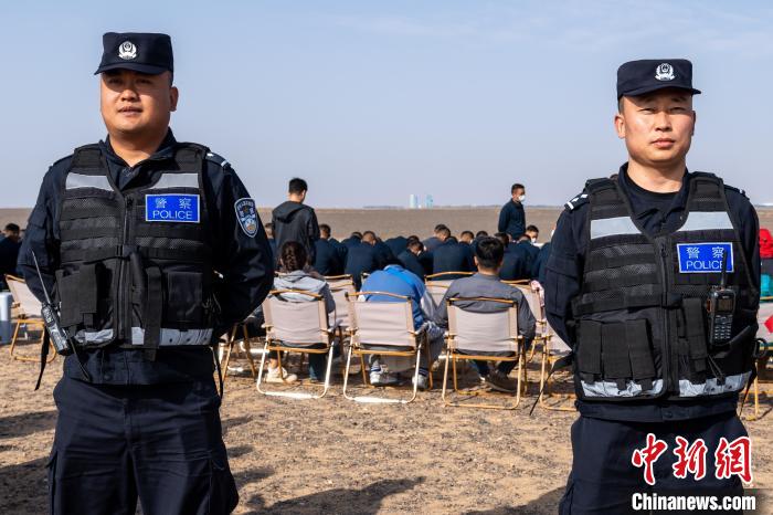 圖為承擔(dān)神舟十六號載人飛船安保任務(wù)的移民管理警察?！∨ｖ?攝