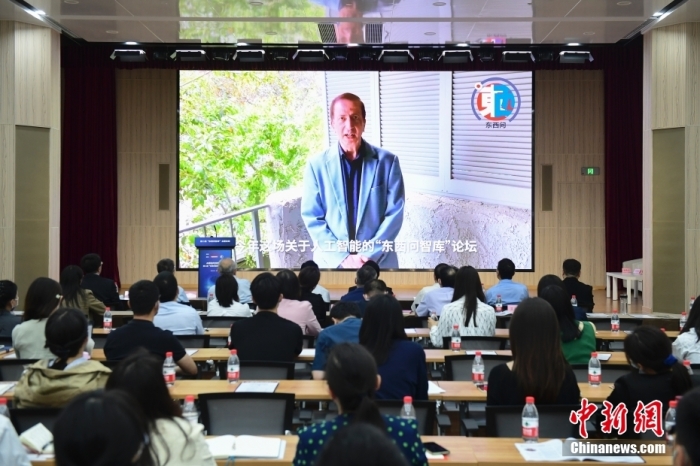5月30日，<a target='_blank' href='/'>中新社</a>第二屆“東西問智庫”主題論壇在北京舉行，多位中外專家圍繞“AI革命與文明進化”展開討論。圖為美國加州理工學(xué)院電氣工程和計算機科學(xué)教授、人工智能專家亞瑟·阿布-穆斯塔法通過視頻在論壇上作主旨演講。<a target='_blank' href='/'>中新社</a>記者 田雨昊 攝