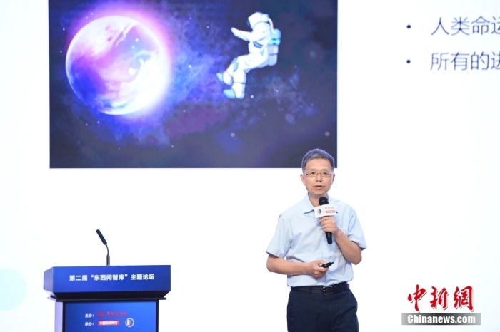 5月30日，<a target='_blank' href='/'>中新社</a>第二屆“東西問智庫”主題論壇在北京舉行，多位中外專家圍繞“AI革命與文明進化”展開討論。圖為北京大學(xué)新聞與傳播學(xué)院教授胡泳在論壇上作主旨演講。<a target='_blank' href='/'>中新社</a>記者 田雨昊 攝