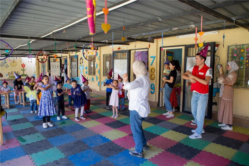 圖為中埃青年志愿者在埃及新開(kāi)羅幼兒園開(kāi)展“志愿服務(wù)伴成長(zhǎng)，中埃攜手慶六一”活動(dòng)。中建埃及分公司供圖