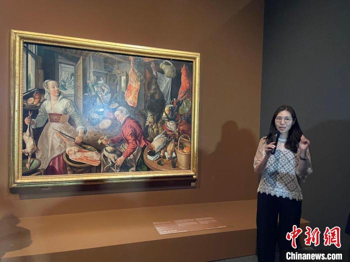 當?shù)貢r間6月1日，韓國國立中央博物館講解員在向游客講解畫作?！∪f佳欣 攝