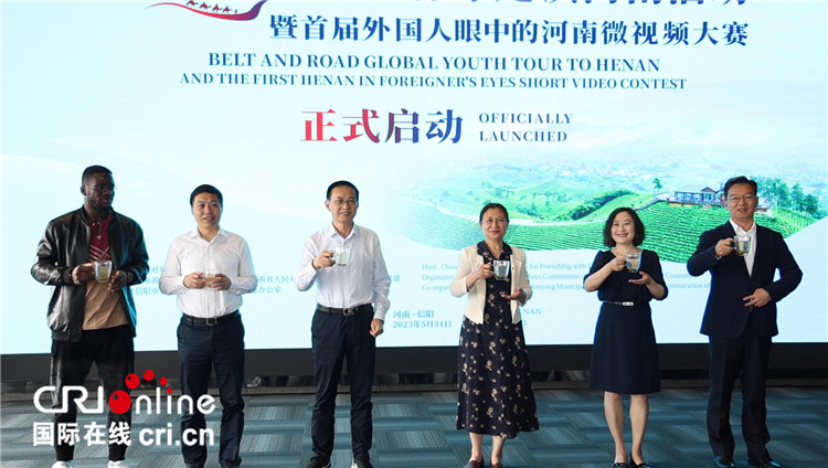 與會嘉賓共同舉杯啟動活動。賈親親 攝