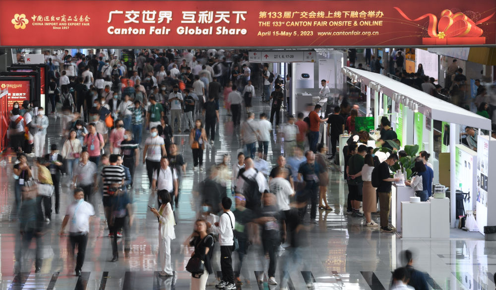 這是4月15日拍攝的廣交會(huì)現(xiàn)場(chǎng)。第133屆中國(guó)進(jìn)出口商品交易會(huì)（廣交會(huì)）全面恢復(fù)線下展，吸引220多個(gè)國(guó)家和地區(qū)的數(shù)十萬(wàn)采購(gòu)商報(bào)名參會(huì)。新華社記者 鄧華 攝