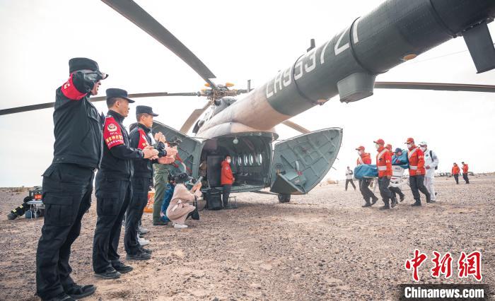 圖為阿拉善邊境管理支隊民警目送航天員登機離開?！缇?攝