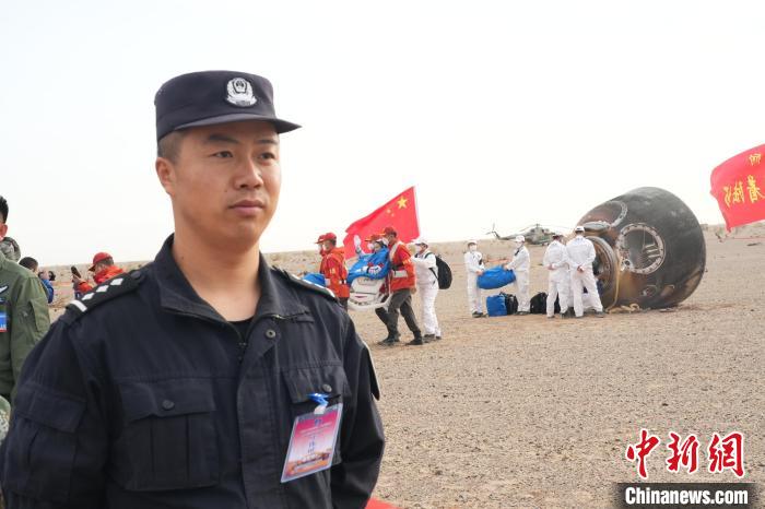 圖為阿拉善邊境管理支隊民警在著陸場開展安保工作?！埥?攝