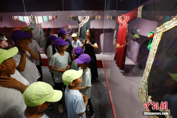 圖為藏族青少年們參觀民族博物館。<a target='_blank' href='/' _fcksavedurl='/'><p  align=