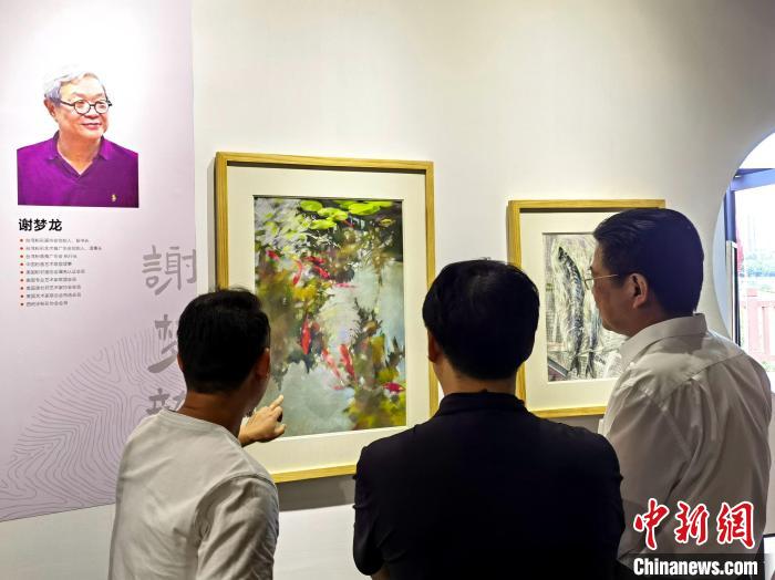 “求同存藝——海峽兩岸藝術(shù)家畫展”展出百余幅兩岸藝術(shù)家畫作。　付敬懿 攝