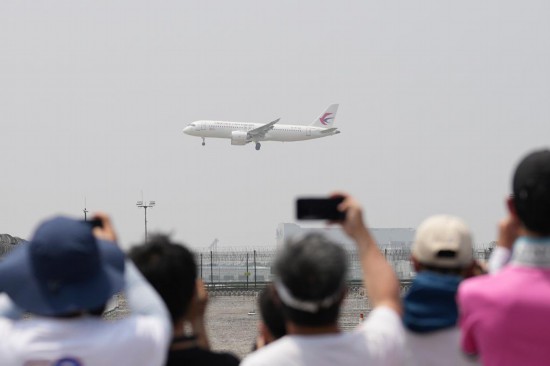 5月28日，C919首個(gè)商業(yè)航班東航MU9191飛抵北京首都國(guó)際機(jī)場(chǎng)。新華社記者鞠煥宗攝