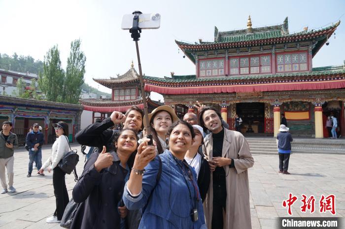 圖為外國記者在塔爾寺合影。　馬銘言 攝