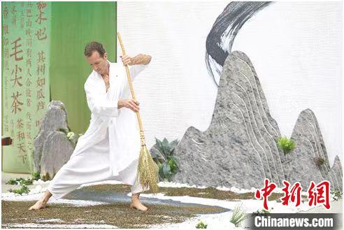 圖為《信陽(yáng)毛尖·茶舞》沉浸式藝術(shù)表演?！⌒抨?yáng)市委宣傳部供圖