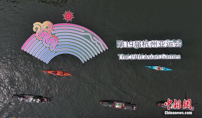 資料圖為烏篷船和皮劃艇從杭州亞運(yùn)會(huì)標(biāo)識(shí)前劃過。王剛 攝