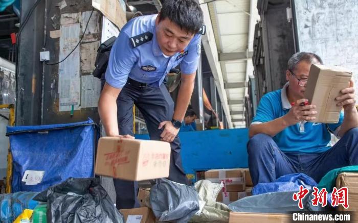 肥東縣公安局針對劇毒化學品和易制爆危險化學品生產(chǎn)企業(yè)開展安全檢查工作?！『戏示焦﹫D
