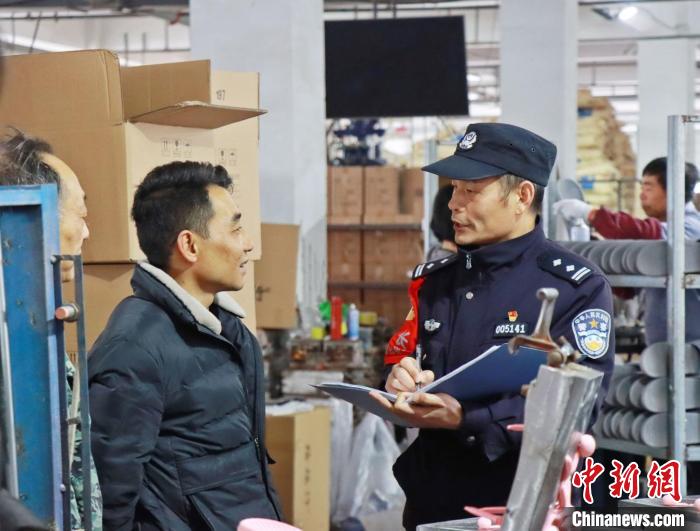3月30日，大興派出所民警來到轄區(qū)中小企業(yè)，開展“為民為企為項目”走訪活動。　合肥警方供圖