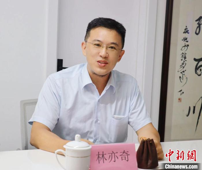 臺(tái)灣創(chuàng)新聯(lián)合建筑協(xié)會(huì)理事長(zhǎng)林亦奇講述設(shè)立驛站愿景?！窃式?攝