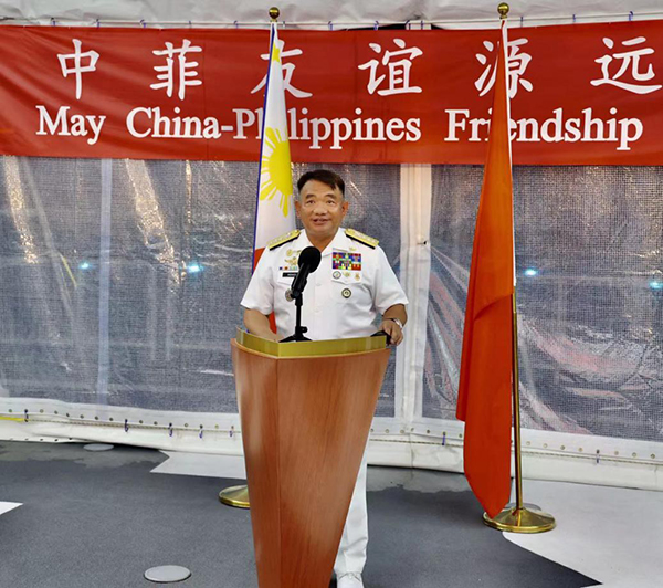 菲海軍司令阿達奇代表菲馬科斯總統(tǒng)歡迎“戚繼光”艦到訪。中國駐菲律賓大使館供圖