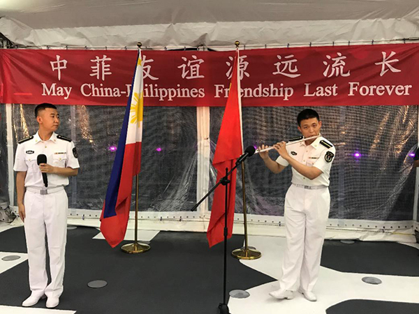 艦上官兵表演歌舞、民樂、武術等節(jié)目。中國駐菲律賓大使館供圖