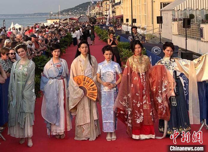 當(dāng)?shù)貢r(shí)間6月16日，2023年卡布爾電影節(jié)中國(guó)日活動(dòng)舉行?！≈鬓k方供圖