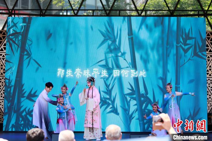 開(kāi)幕式上舞臺(tái)展演之一《水舞昆韻》。