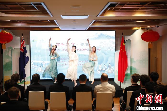 澳大利亞悉尼中學生參加“茶和天下”雅集文化體驗活動。圖為悉尼夕月組合的茶舞表演《福茶香飄》?！☆檿r宏 攝