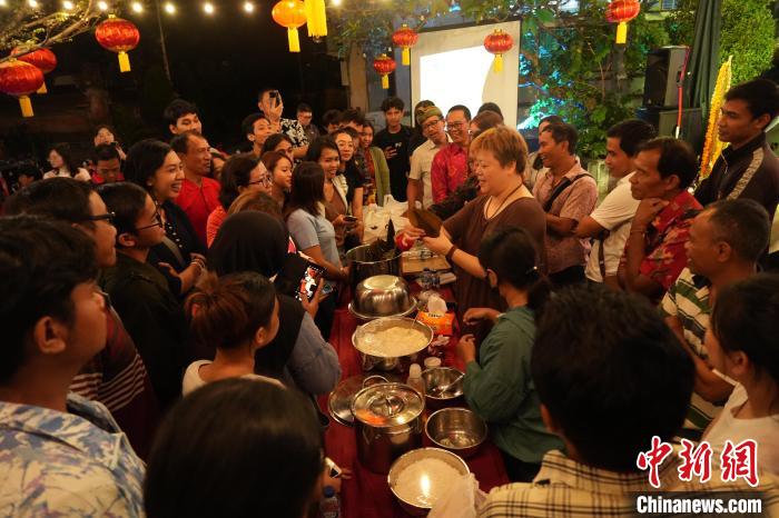 現(xiàn)場包粽子教學。陶暹光攝